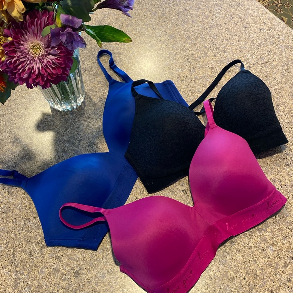 🔥Flash Sale🔥 3 Pink Victoria’s Secret Bras 36D Pink? Blue and Black